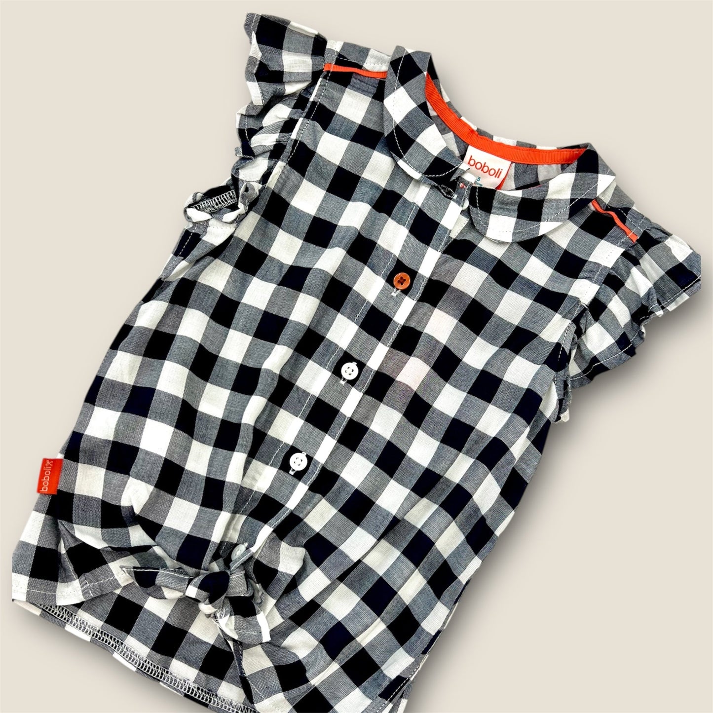 Blusa de cuadros con nudo.