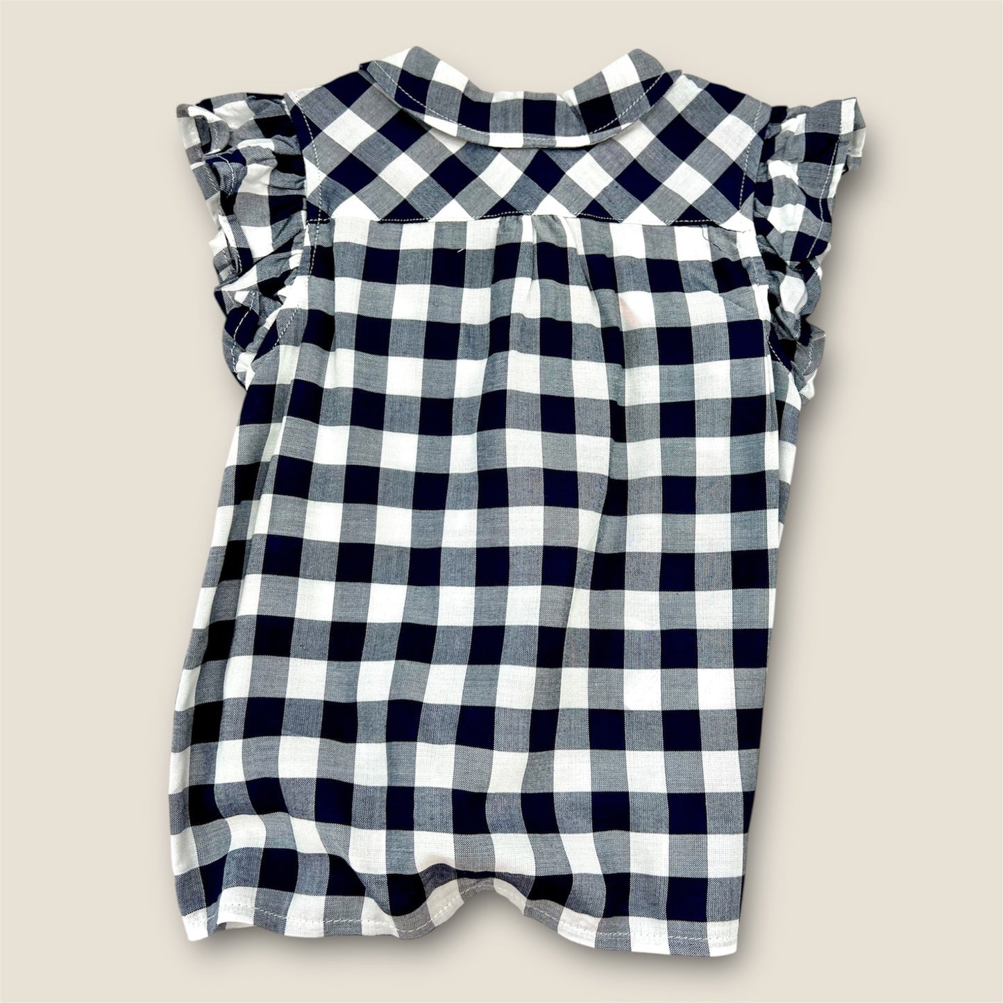 Blusa de cuadros con nudo.