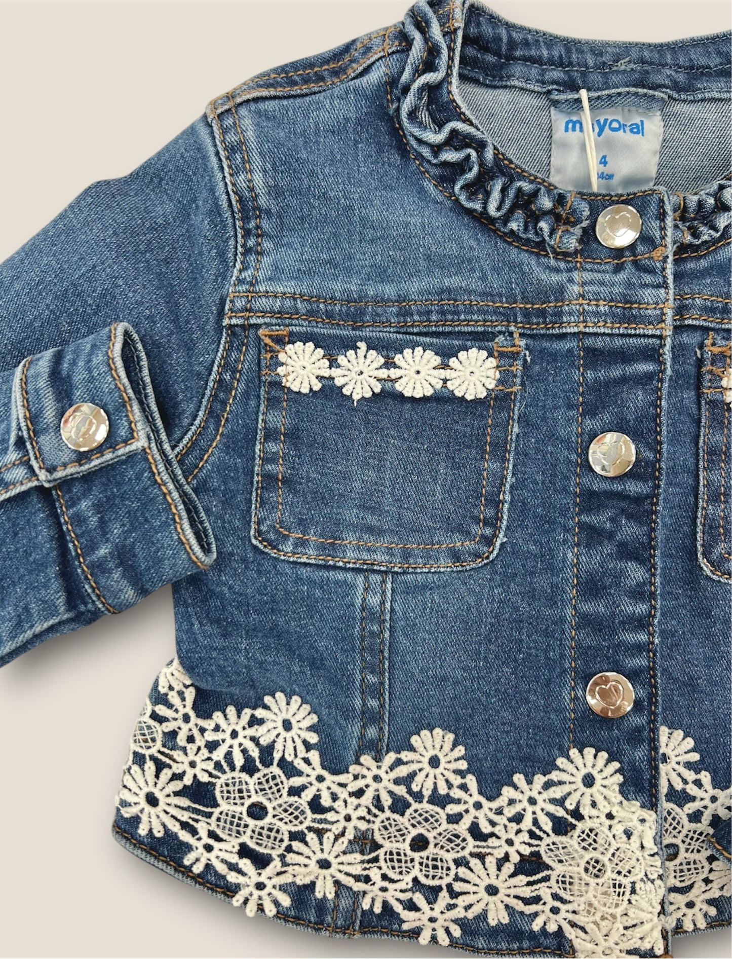 Chaqueta vaquera con encaje floral.