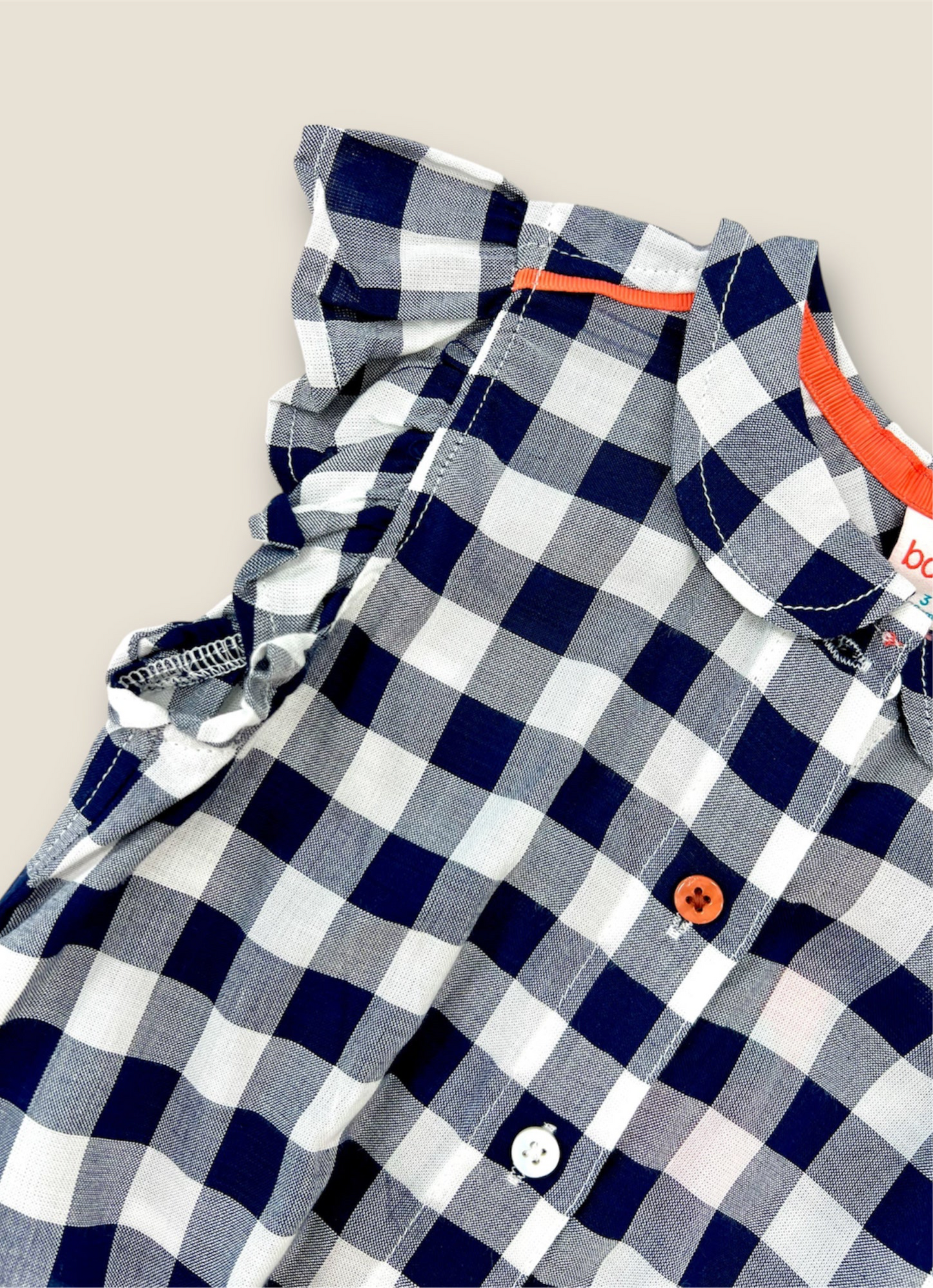 Blusa de cuadros con nudo.