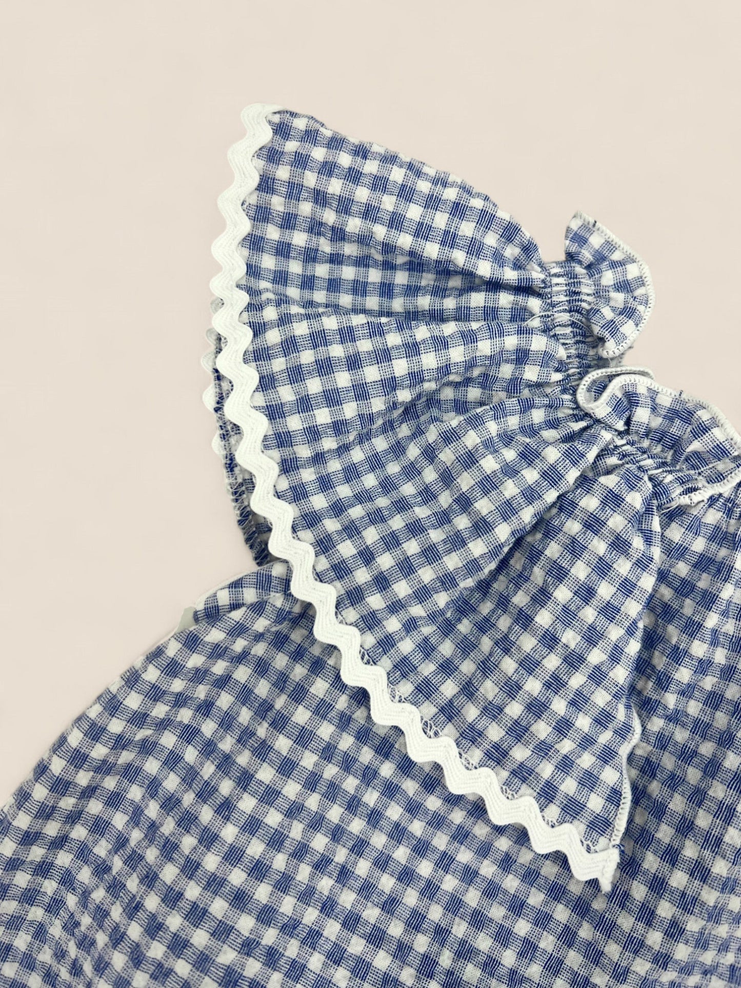 Vestido vichy azul con volante.