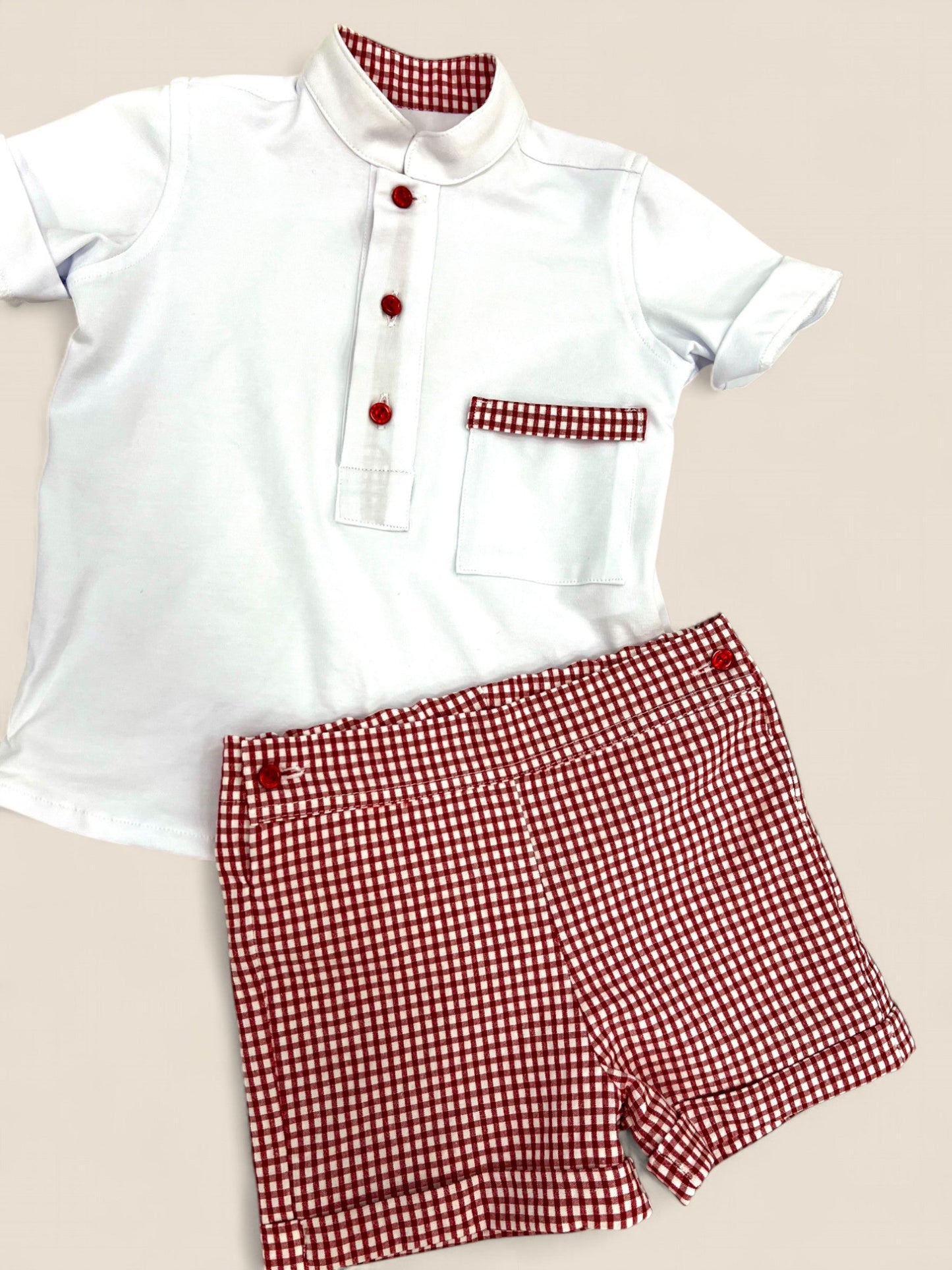 Conjunto camisa blanca con detalles vichy rojo y short a juego.