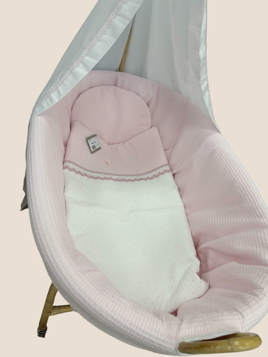 Moisés de mimbre con dosel y vestudura.