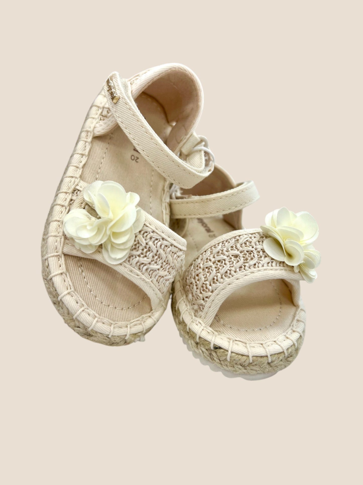 Sandalias esparto beige con flor.
