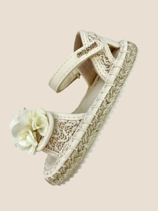 Sandalias esparto beige con flor.