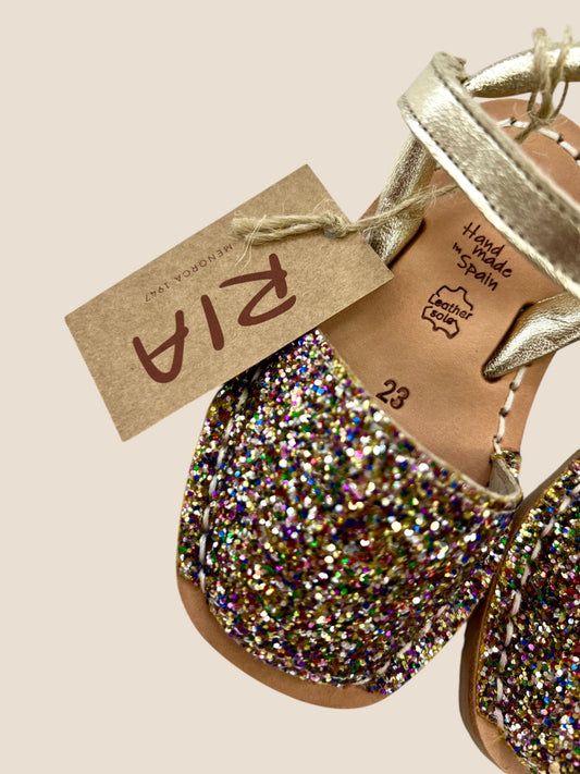 Menorquinas glitter multicolor con cierre de velcro.