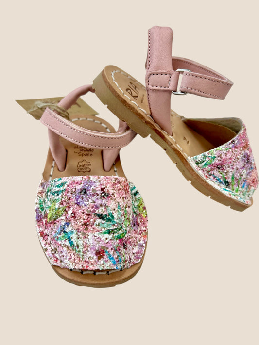 Menorquinas rosa con glitter floral y hebilla.