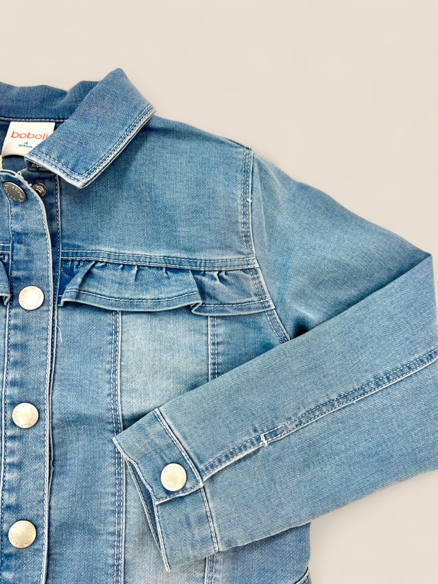 Chaqueta denim con detalle de volante.