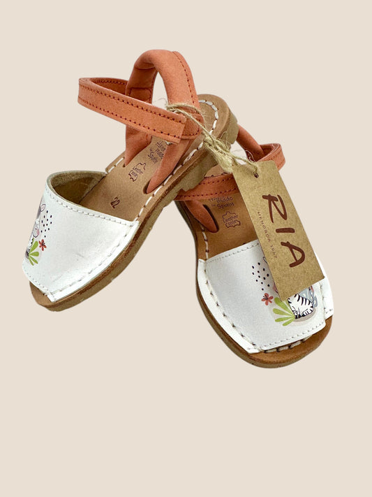 Menorquinas blancas con dibujo de cebra.