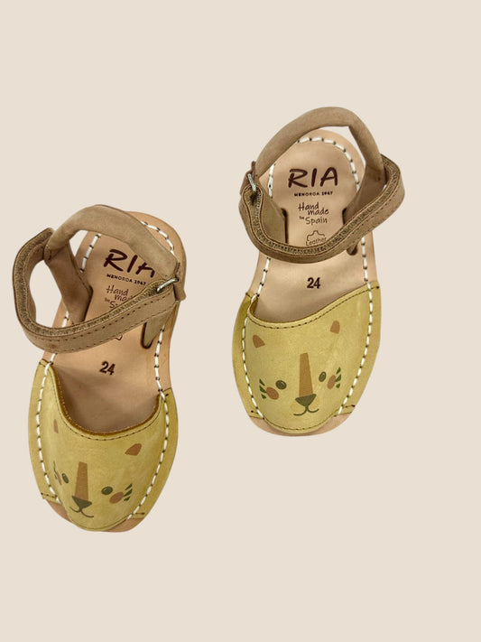 Menorquinas mostaza con dibujo de león.