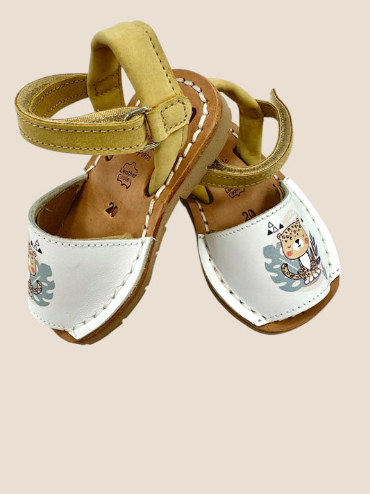 Menorquinas blancas con dibujo de leopardo.