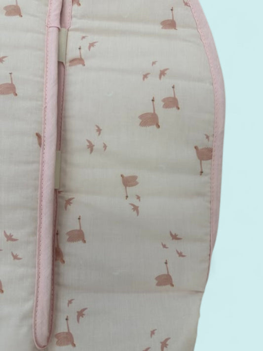 Colchoneta universal con flores pequeñas y vivo rosa empolvado Peques del Valle