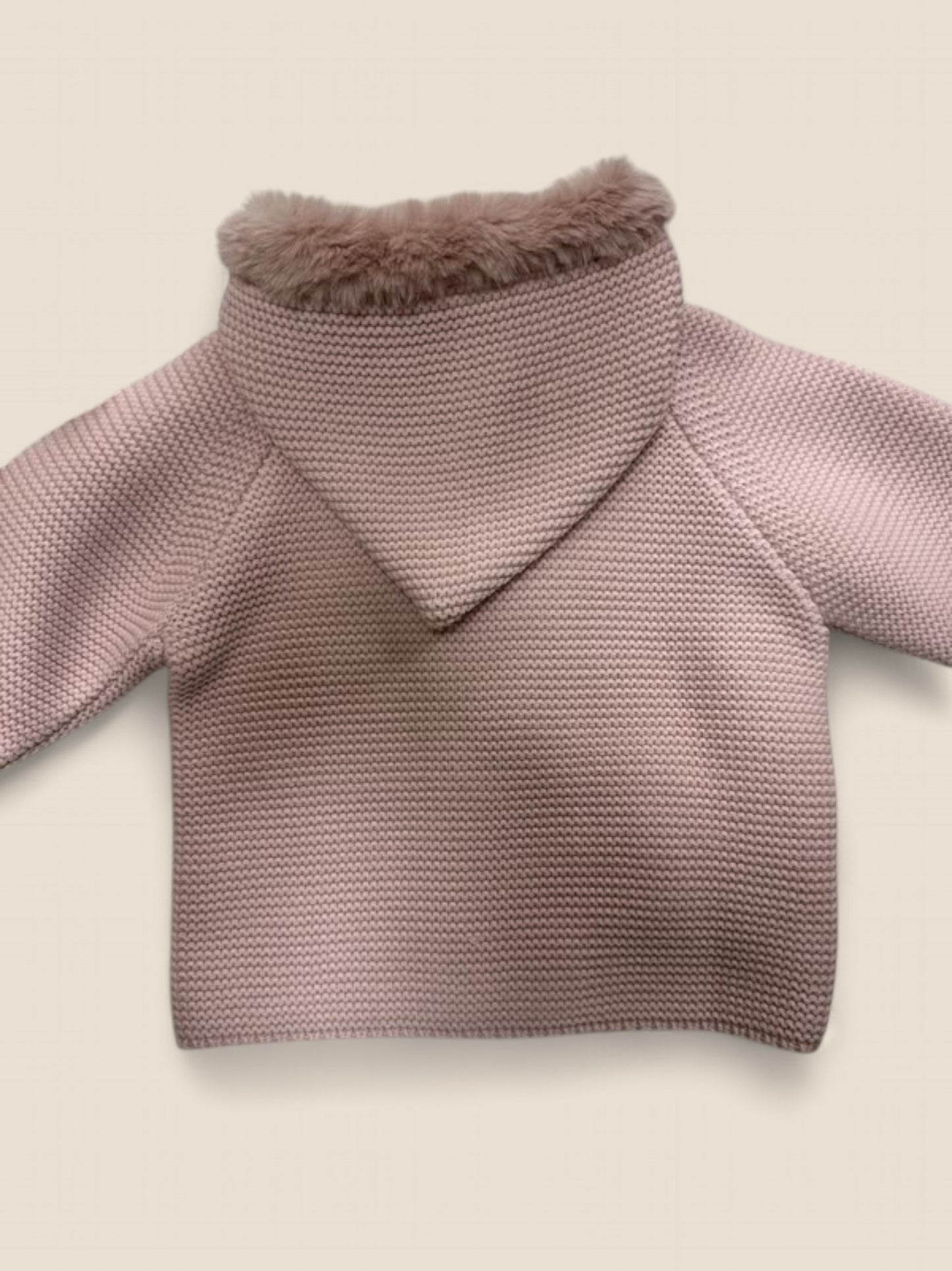 Chaqueta de punto rosa con capucha y conejito bordado.