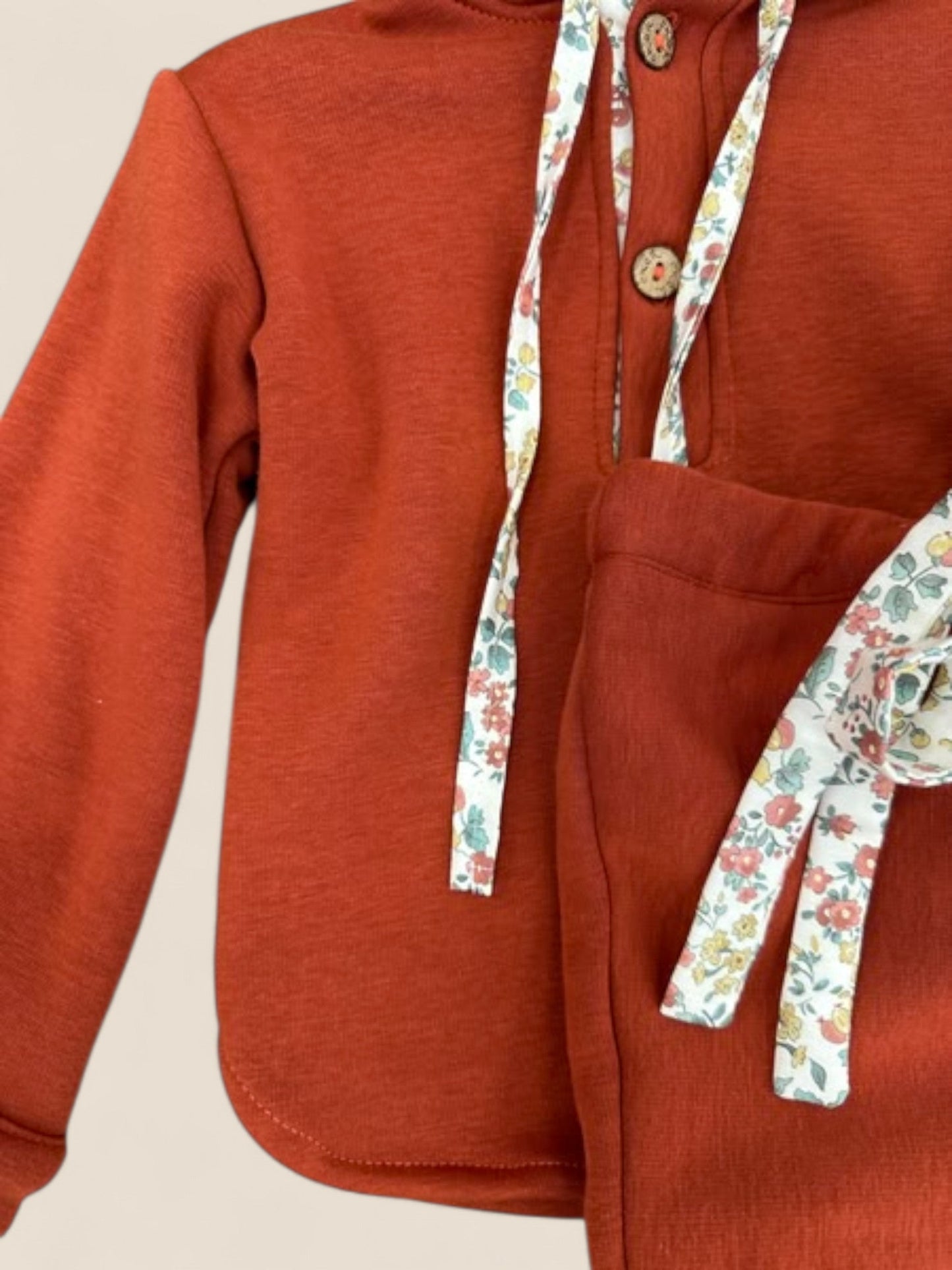 Conjunto sudadera con capucha y pololos rojo teja CUCÚ