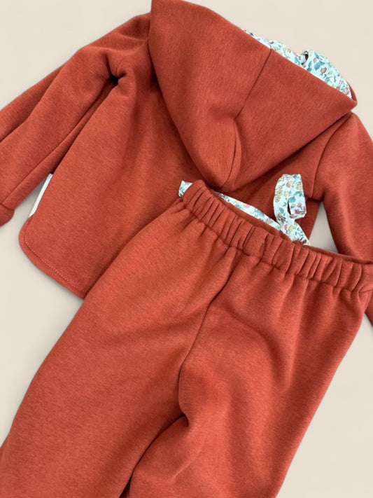 Conjunto sudadera con capucha y pololos rojo teja CUCÚ