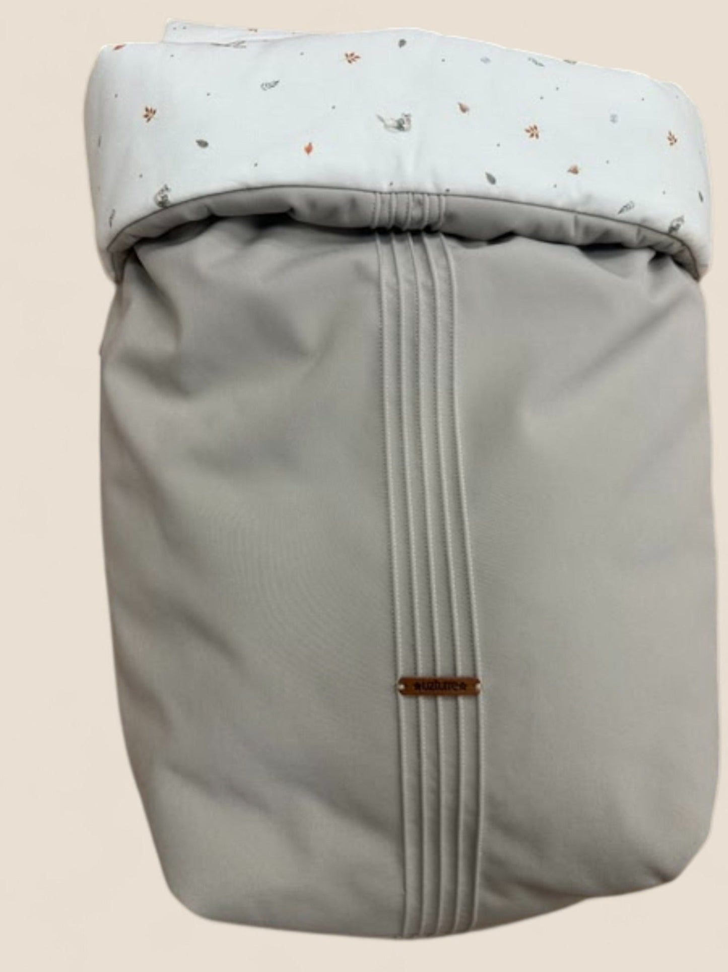 Saco de polipiel gris claro con muselina estampada de hojas y ardillas Peques del Valle