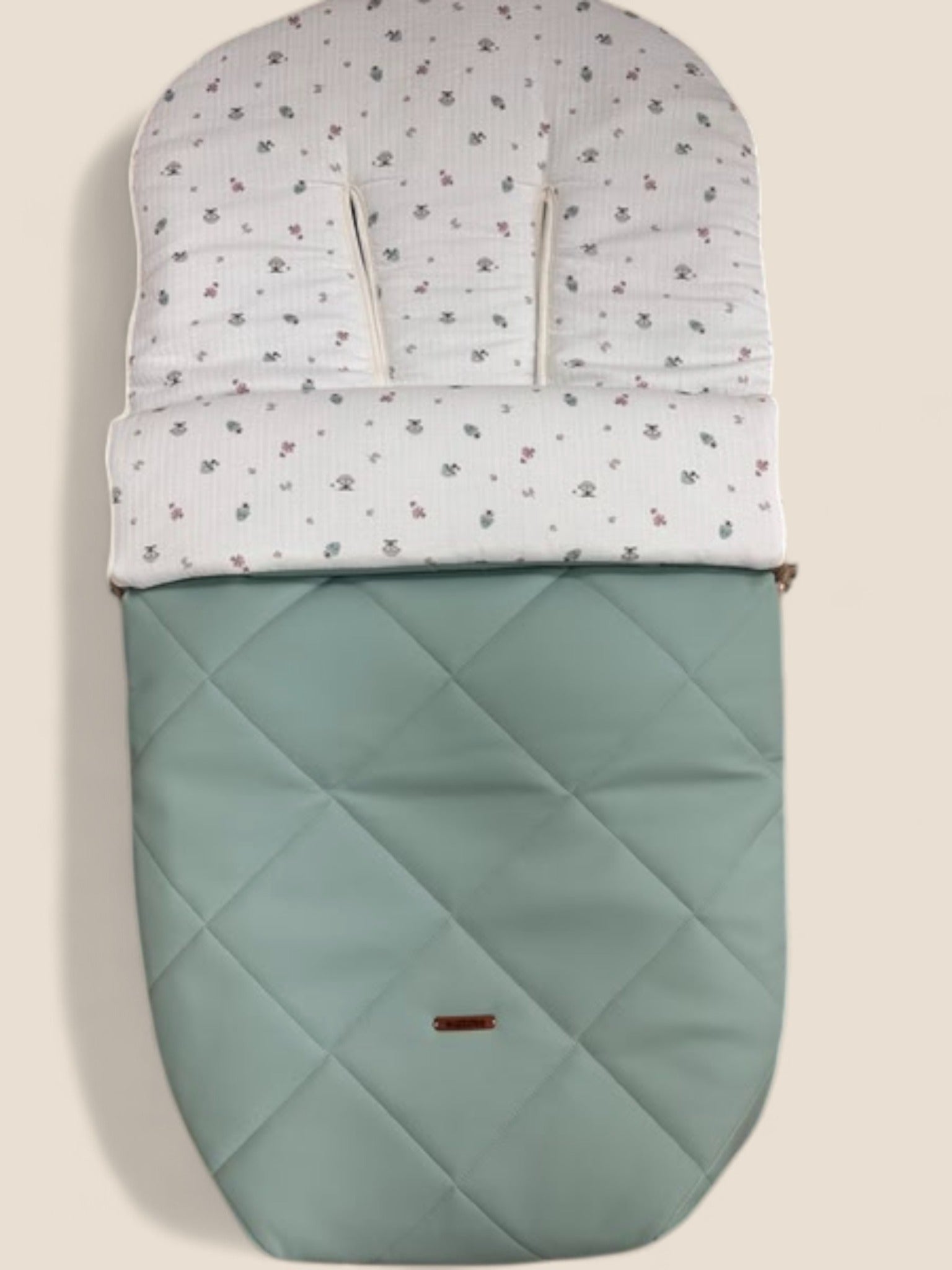 Saco de polipiel verde agua con muselina estampada de setas y caracoles Peques del Valle