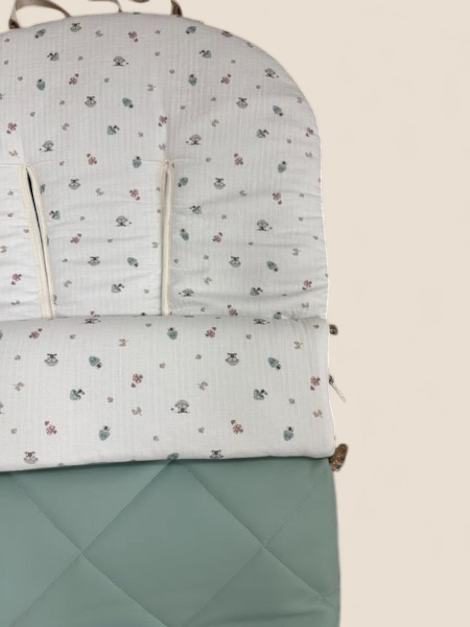 Saco de polipiel verde agua con muselina estampada de setas y caracoles Peques del Valle