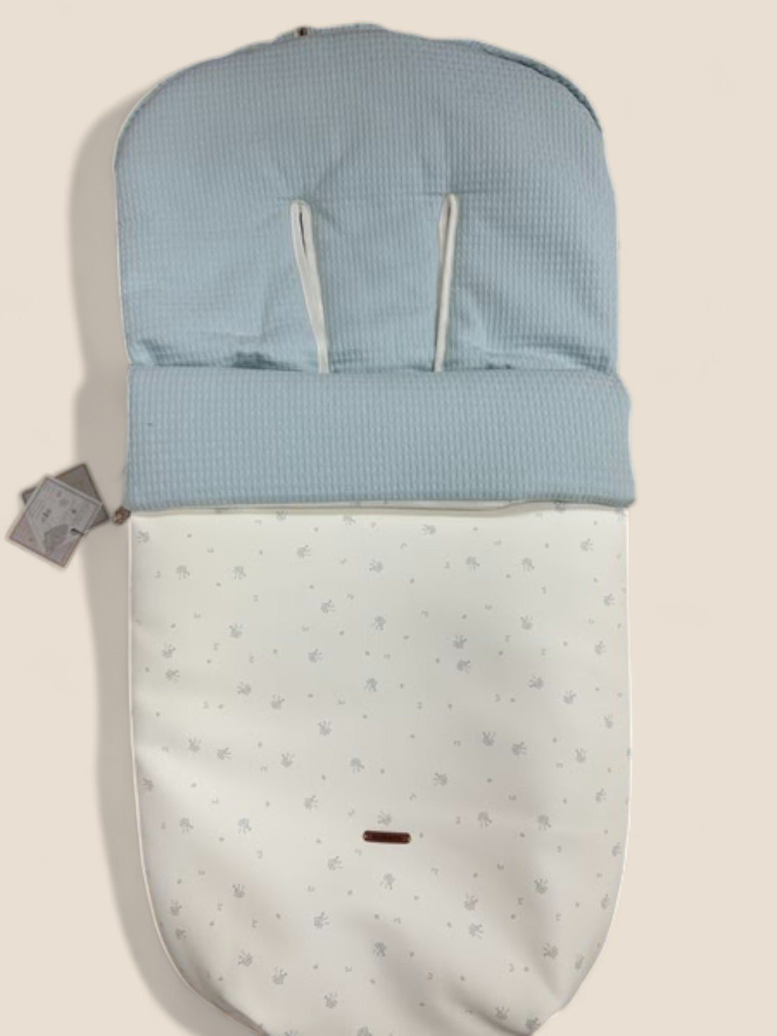 Saco de punto waffle azul pastel y polipiel blanca con copos de nieve Peques del Valle