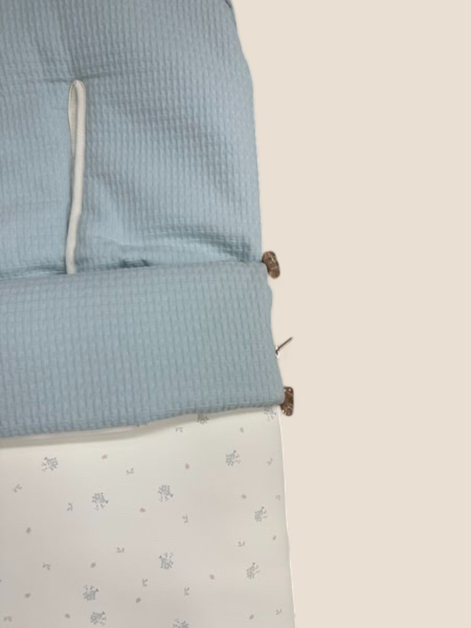 Saco de punto waffle azul pastel y polipiel blanca con copos de nieve Peques del Valle