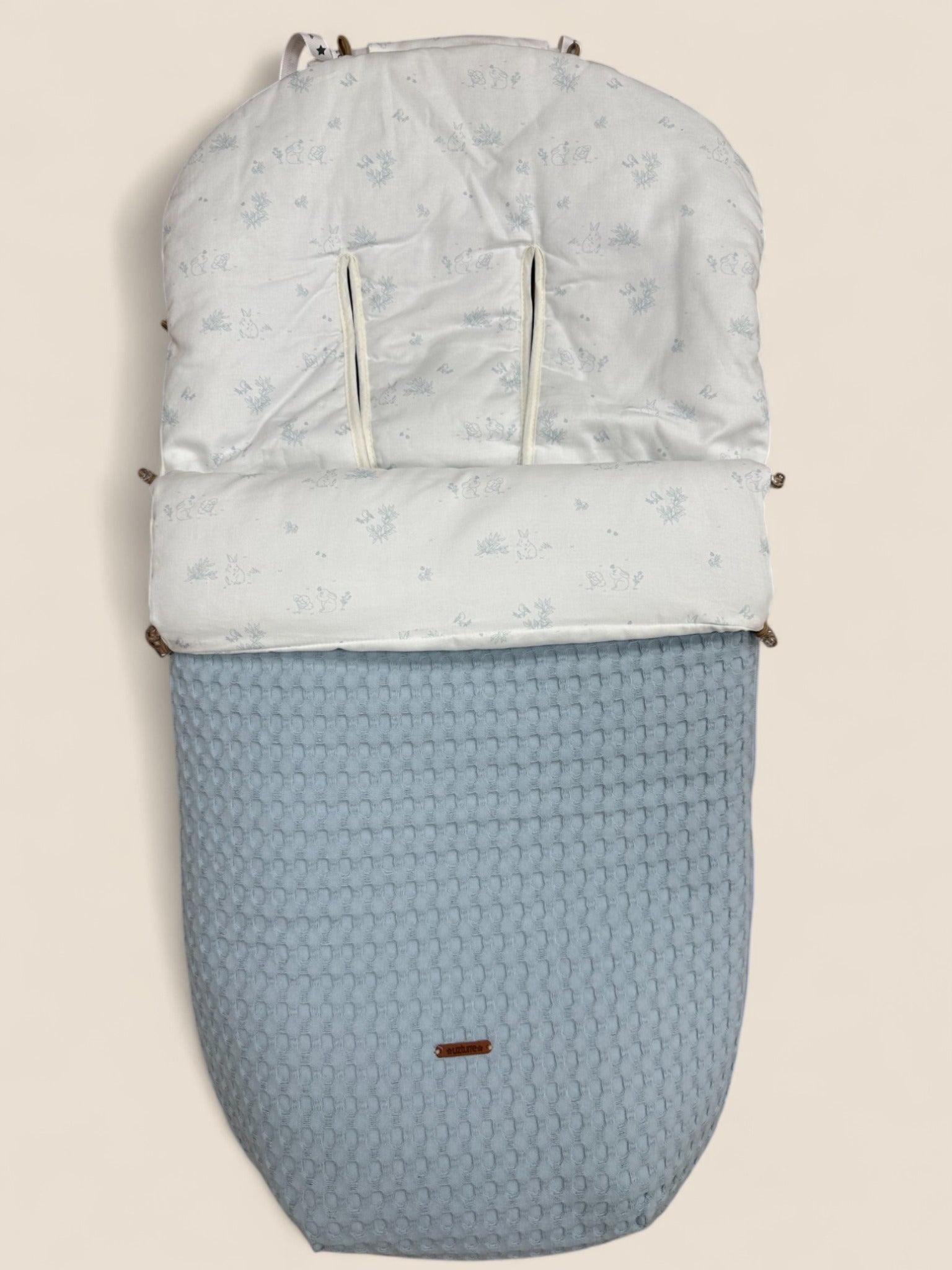 Saco de punto waffle azul con muselina estampada de conejitos Peques del Valle