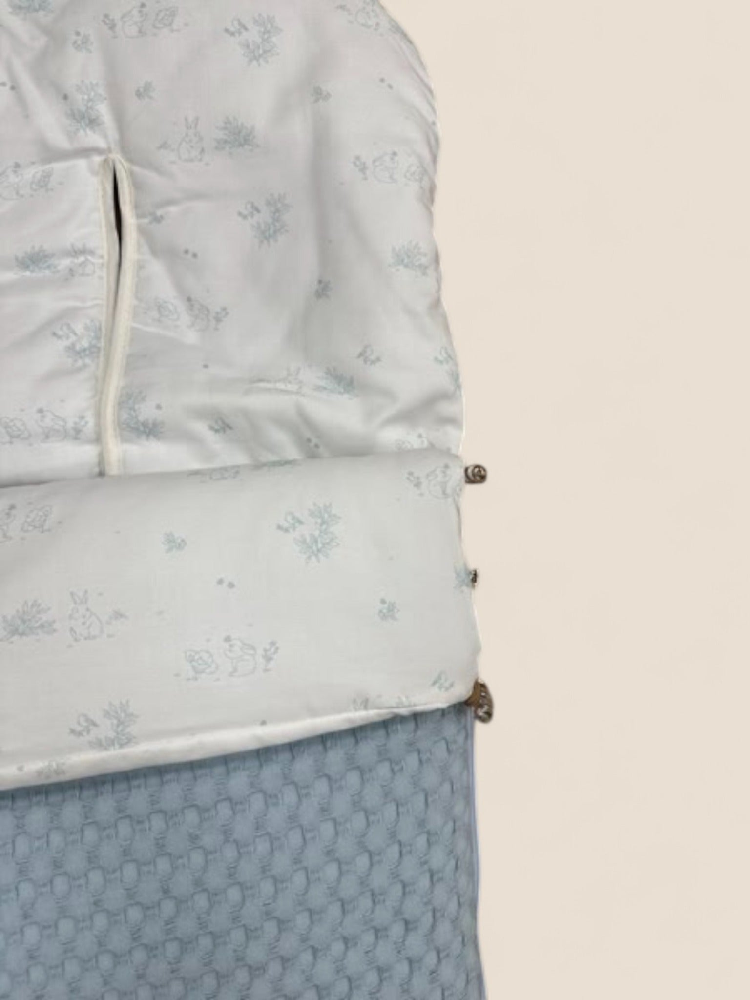 Saco de punto waffle azul con muselina estampada de conejitos Peques del Valle