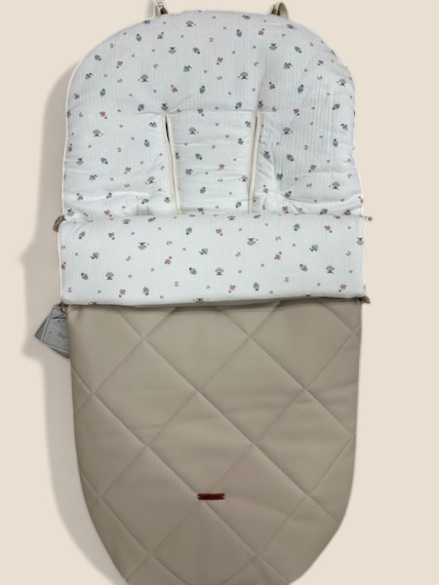 Saco de polipiel beige con muselina estampada de setas y flores Peques del Valle