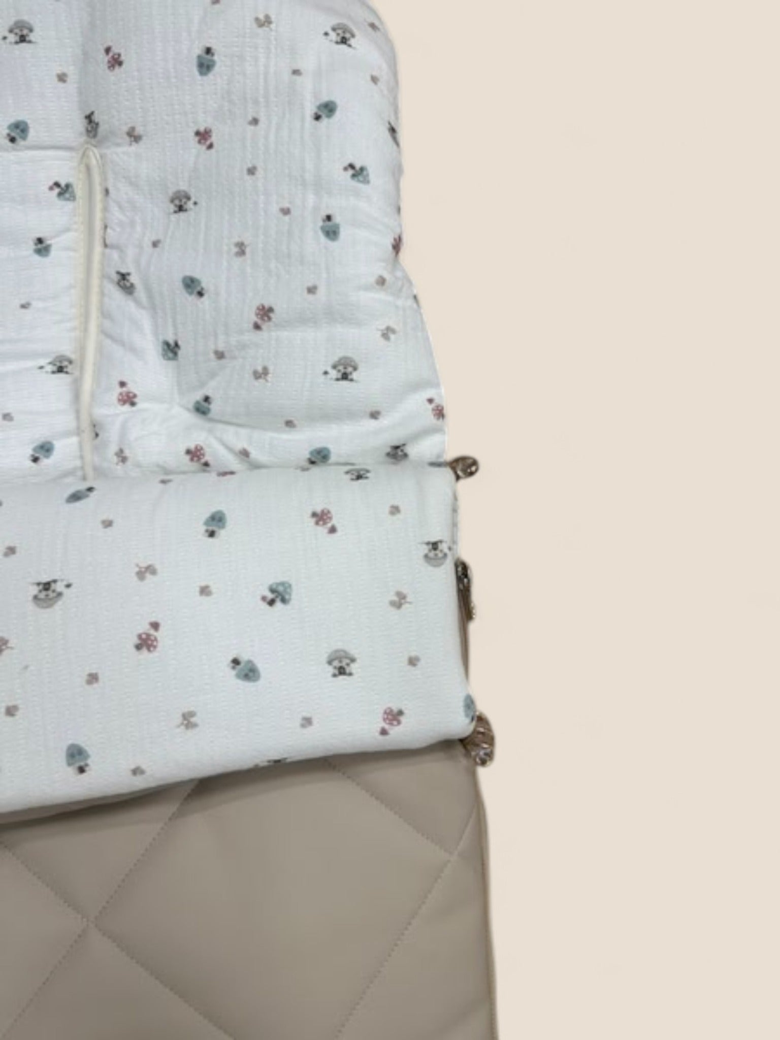 Saco de polipiel beige con muselina estampada de setas y flores Peques del Valle