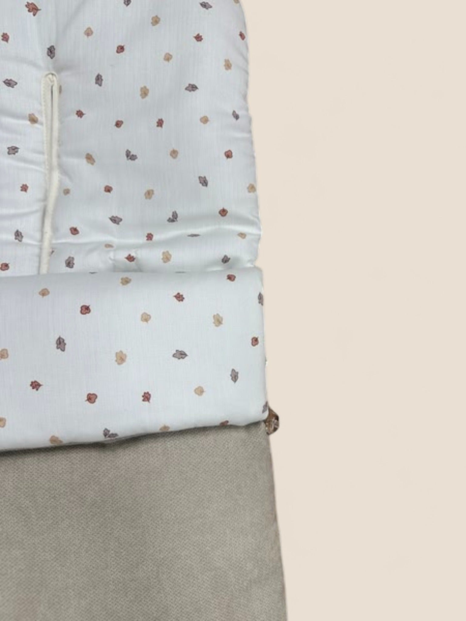 Saco de tejido beige con muselina estampada de hojas en tonos tierra Peques del Valle