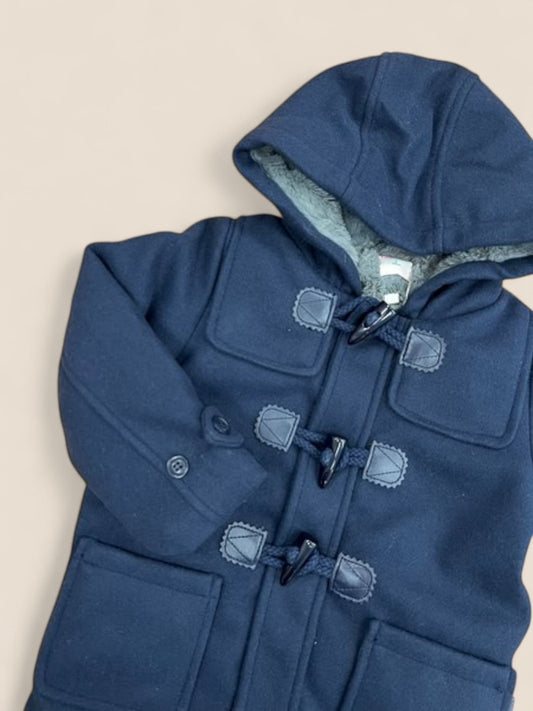 Abrigo azul marino con capucha y cierre trenca para niño BOBOLI