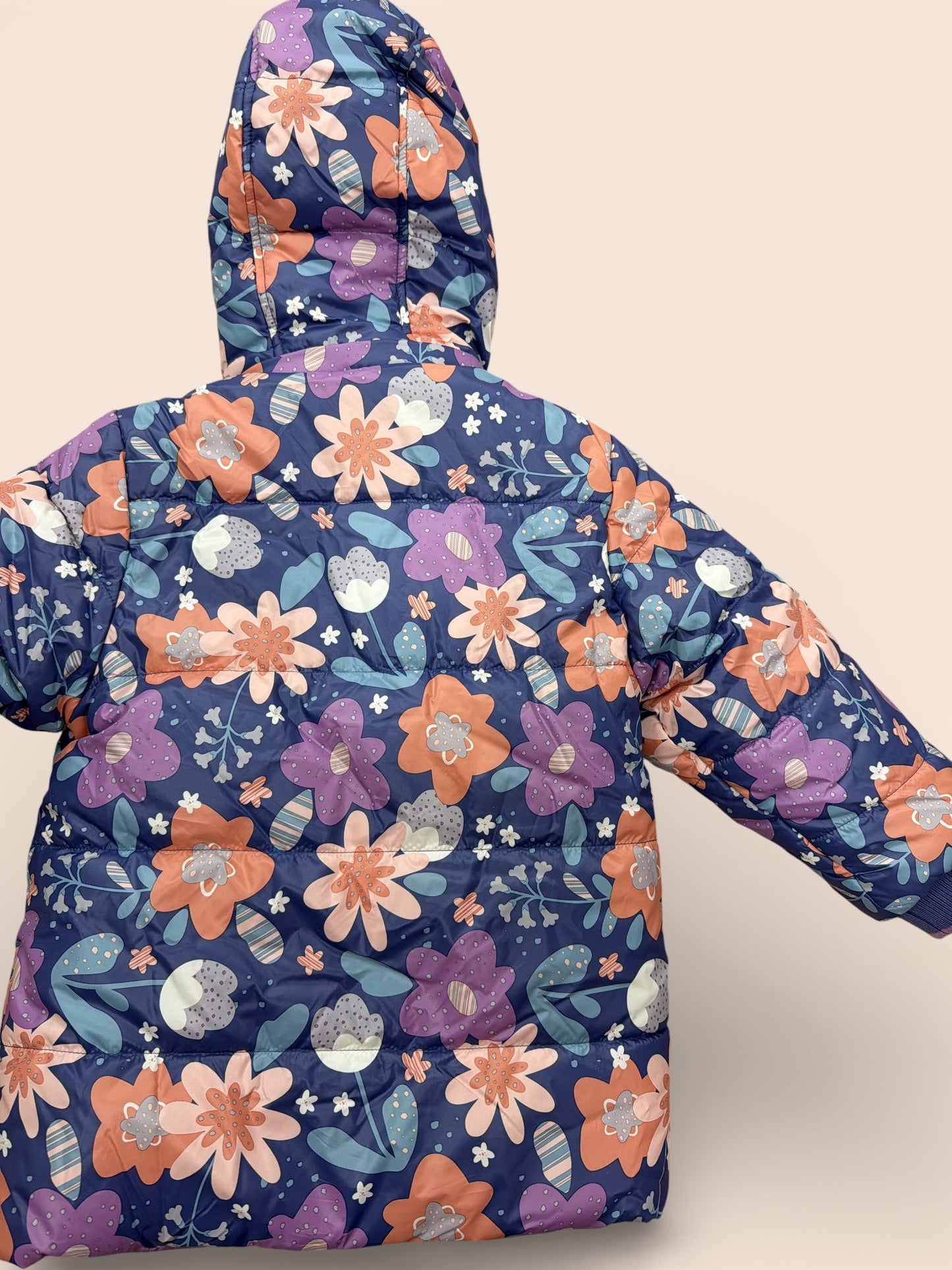 Abrigo acolchado infantil reversible con capucha y estampado floral en tonos malva y coral