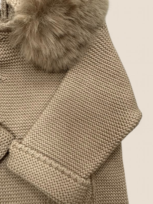 Abrigo punto con cuello de pelo.
