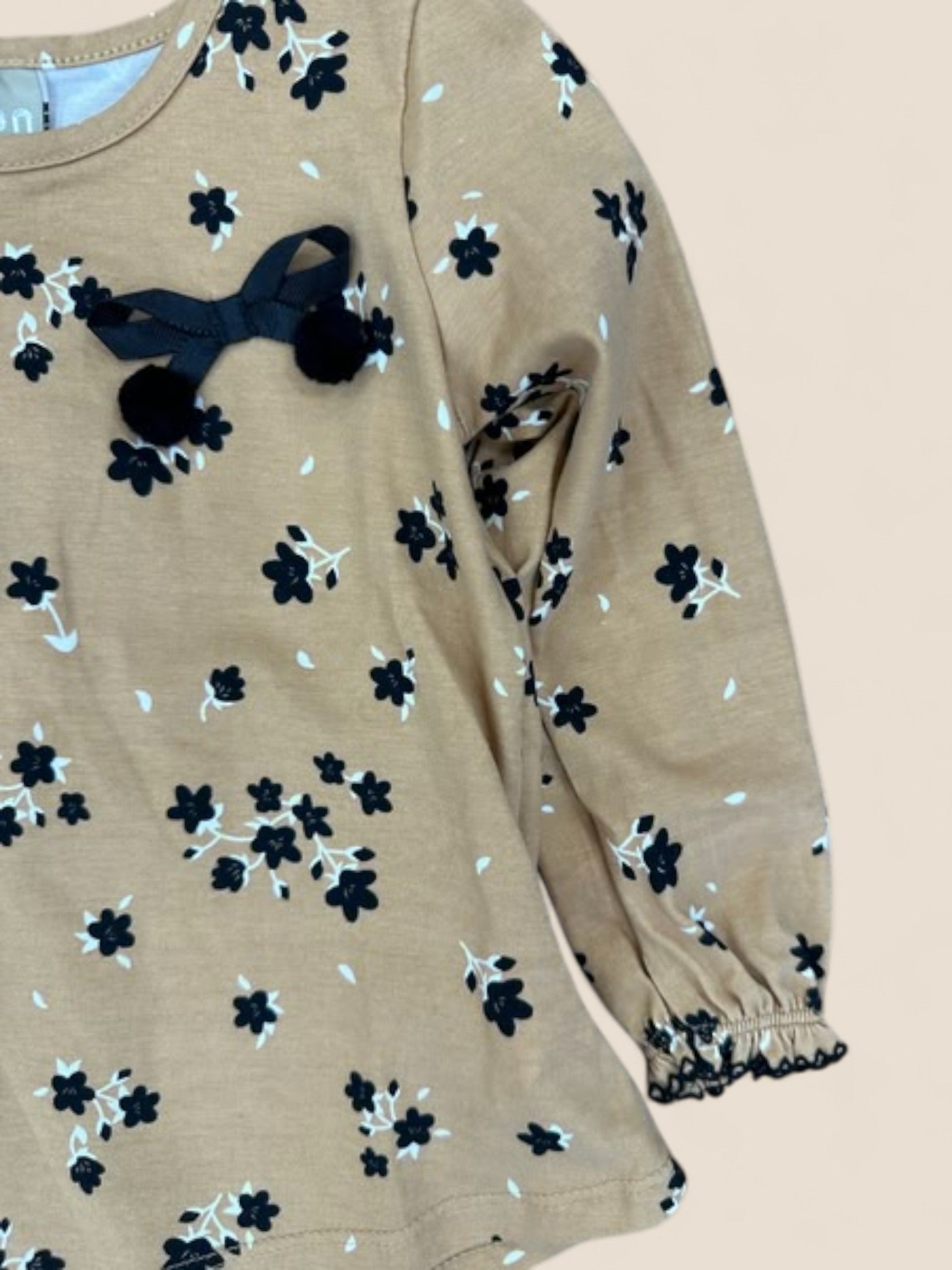 Camiseta niña manga larga beige con flores negras y lacito KYLY