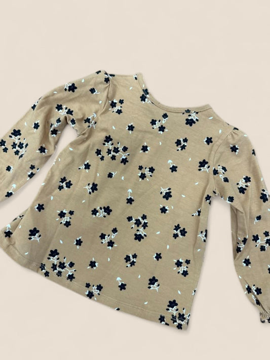 Camiseta niña manga larga beige con flores negras y lacito KYLY