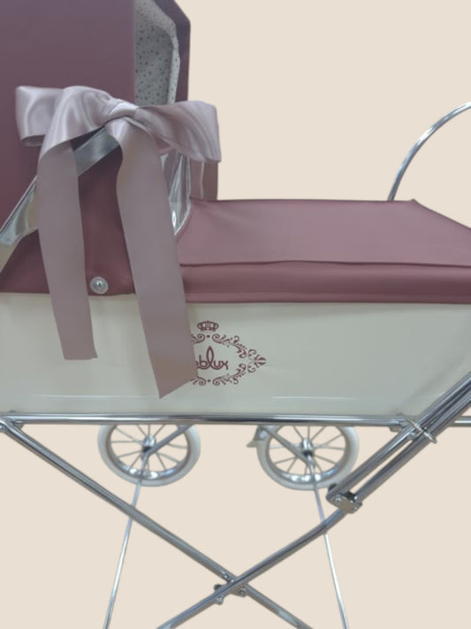 Carrito clásico de muñecas con capota burdeos y lazos Bebelux