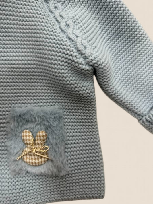 Chaqueta azul con conejito y capucha de pelo.