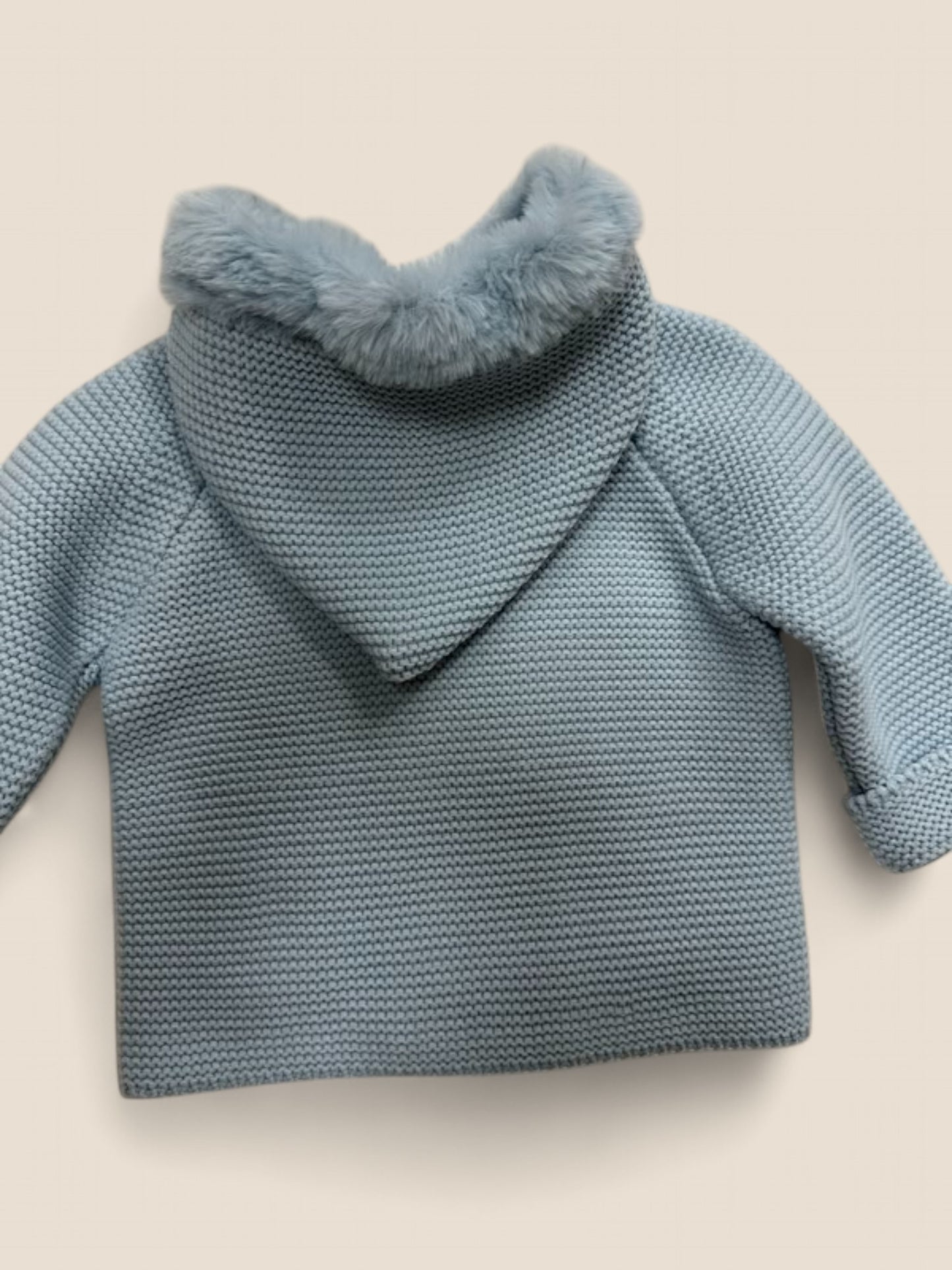 Chaqueta azul con conejito y capucha de pelo.
