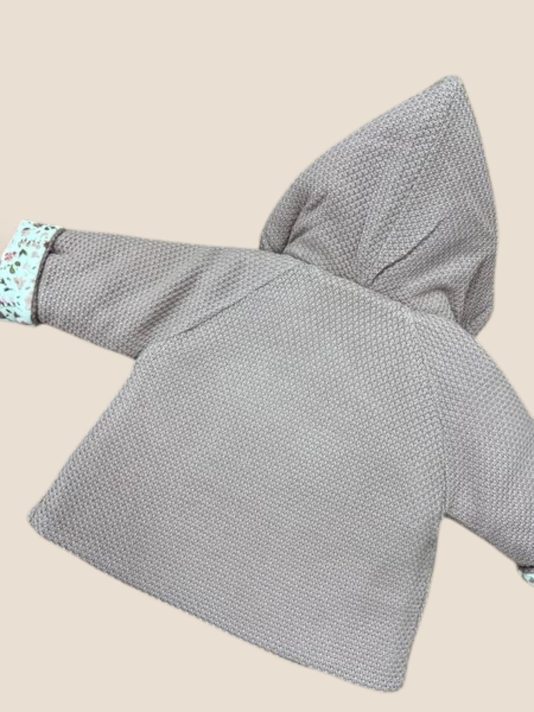 Chaqueta bebé punto gris con capucha forrada y lazo estampado PANGASA