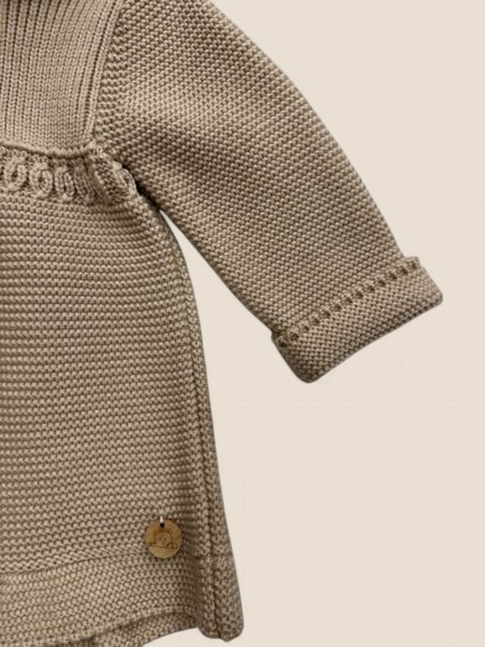 Chaqueta punto tostado con capucha y doble botonadura.