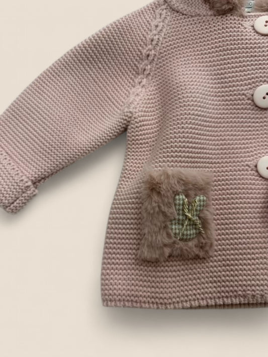 Chaqueta de punto rosa con capucha y conejito bordado.