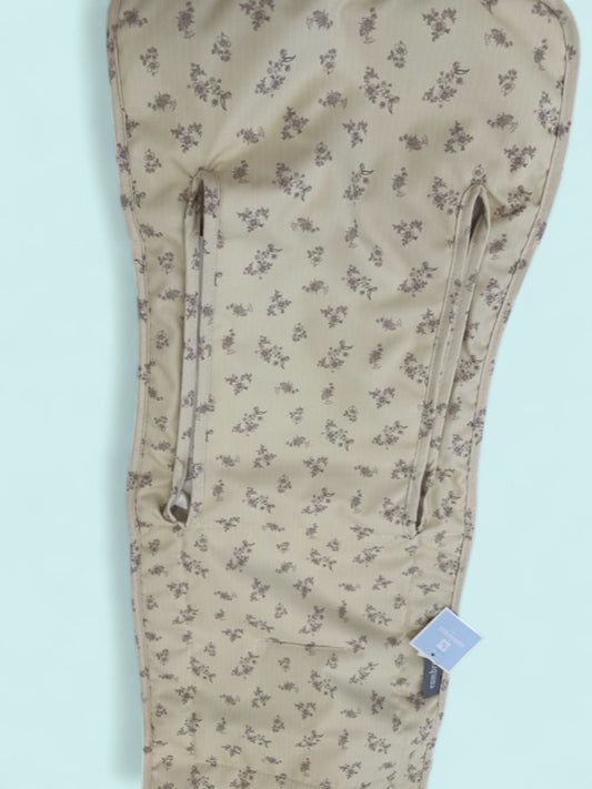 Colchoneta universal flores lila sobre fondo beige Peques del Valle