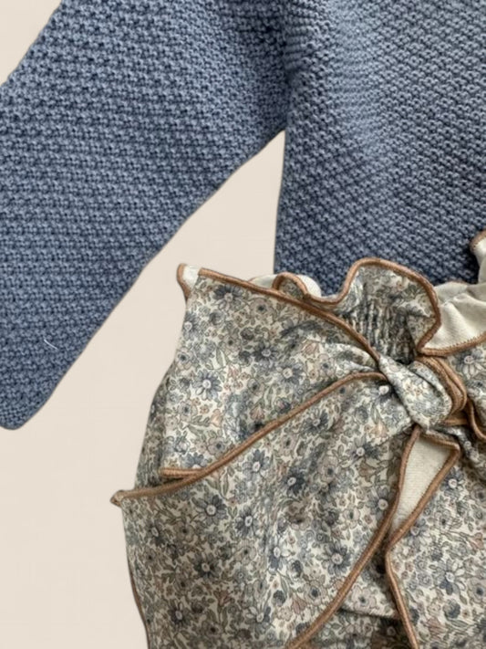 Conjunto azul con cuello volante y braguita lazo flores.