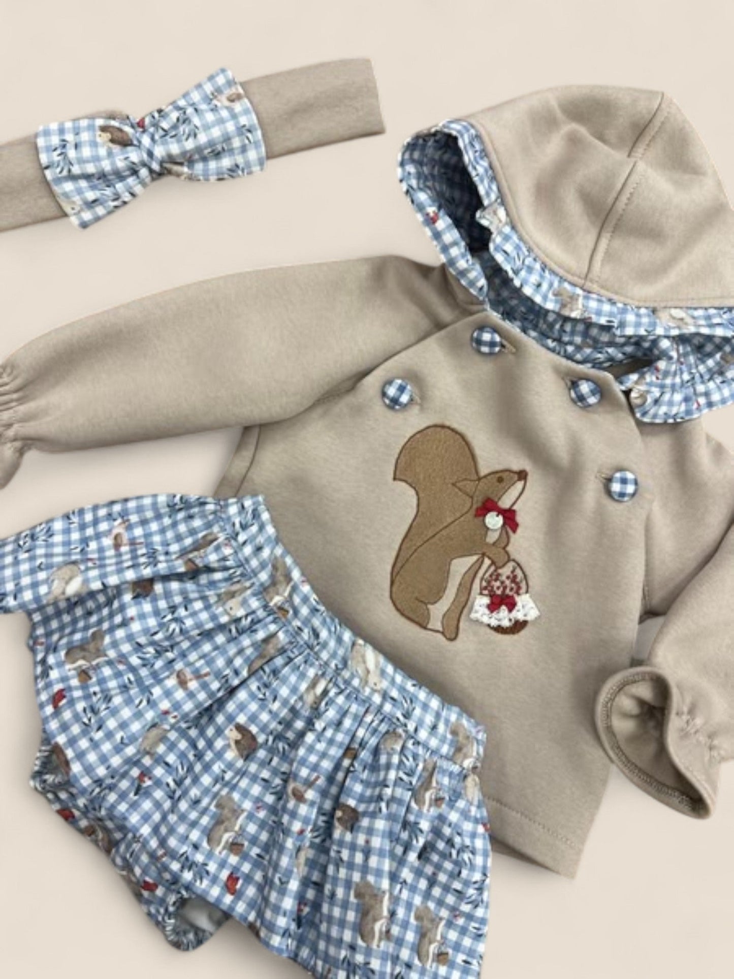 Conjunto bebé ardilla tres piezas con capucha y braguita vichy Peques del Valle