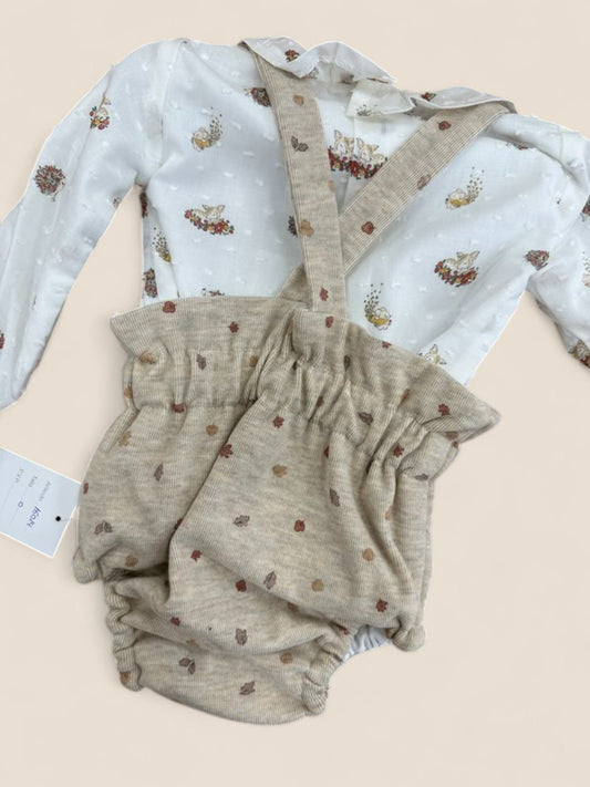 Conjunto bebé blusa blanca estampada y ranita beige con tirantes CUCÚ