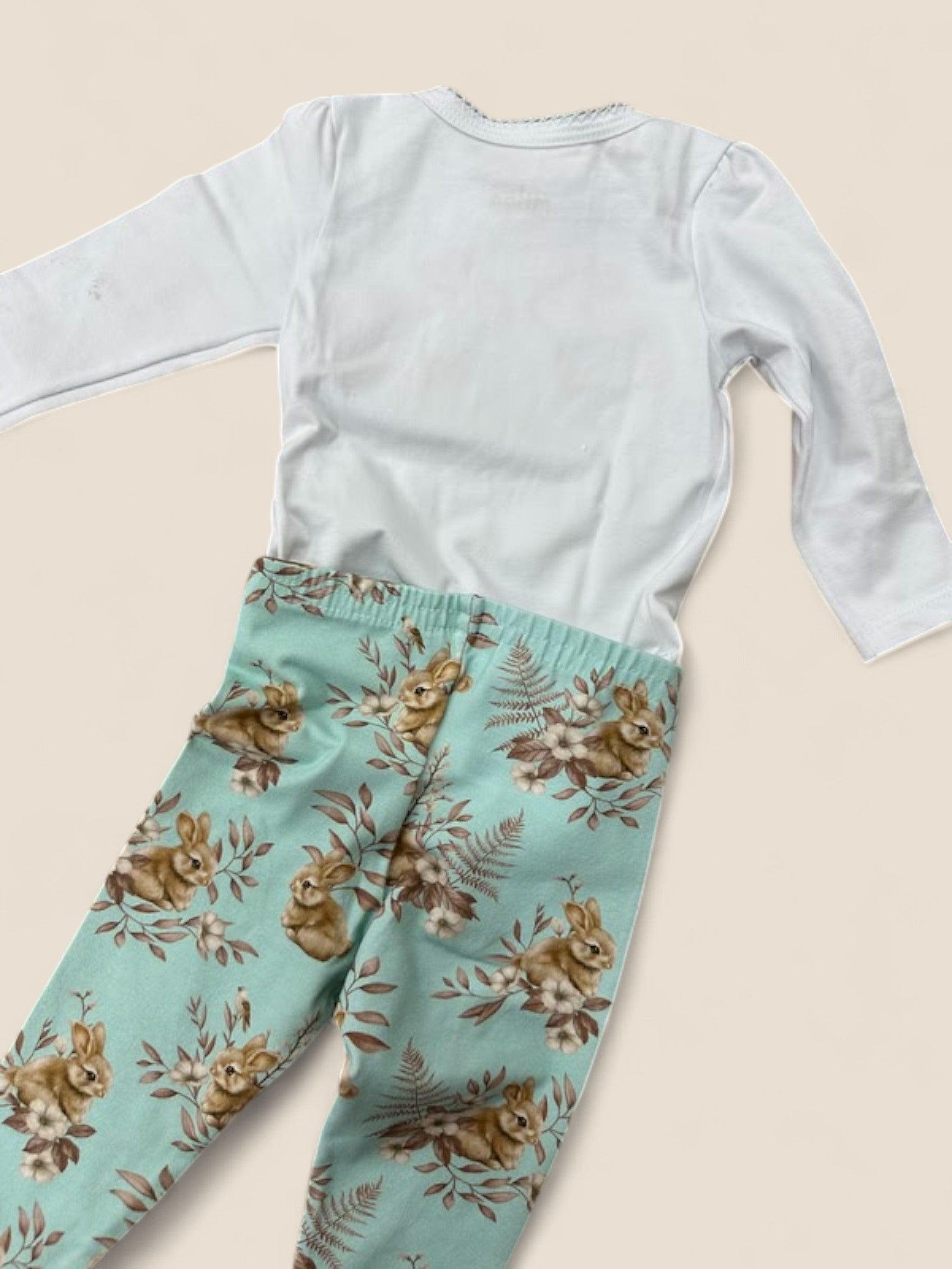 Conjunto bebé body conejitos bordados y polaina verde agua estampada KYLY