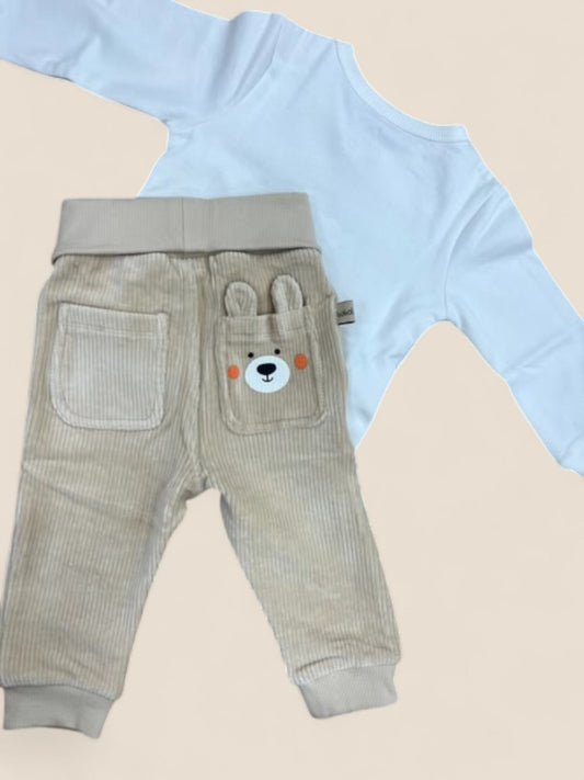 Conjunto bebé camiseta oso blanco y pantalón beige pana BOBOLI