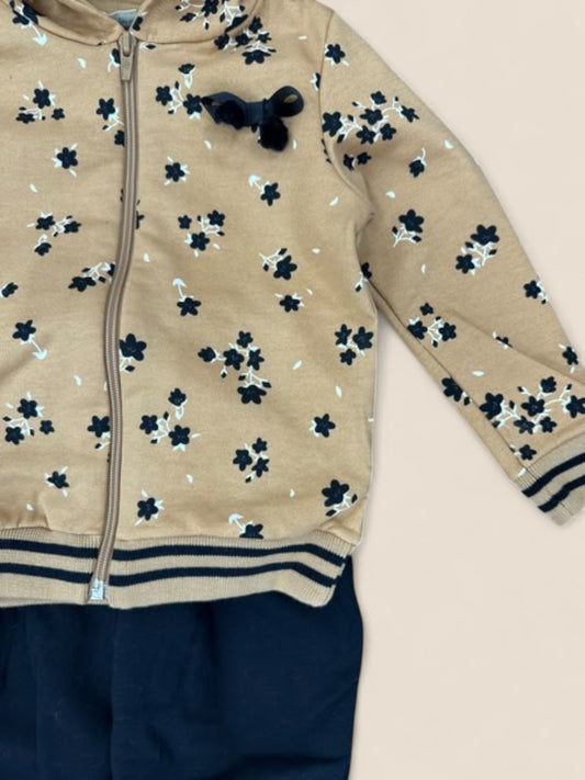 Conjunto bebé chaqueta estampada beige con lazo y pantalón azul marino KYLY