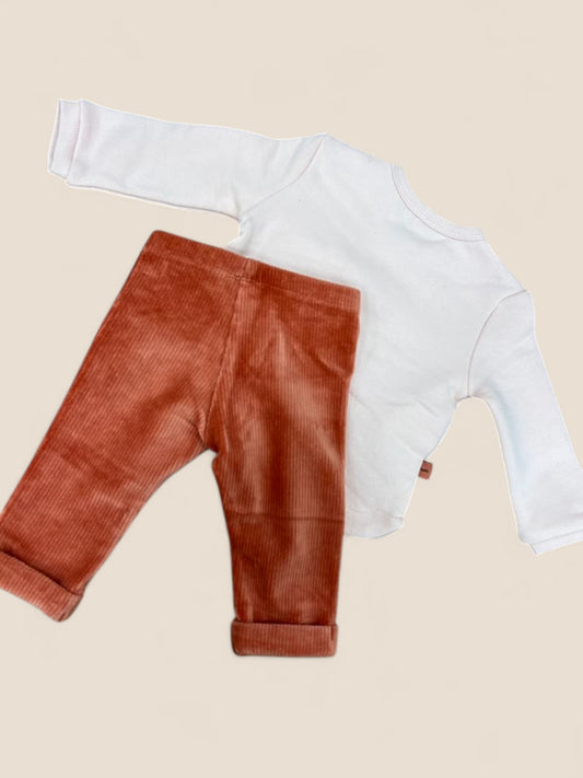 Conjunto bebé conejito: sudadera con orejitas + pantalón de pana terracota BOBOLI