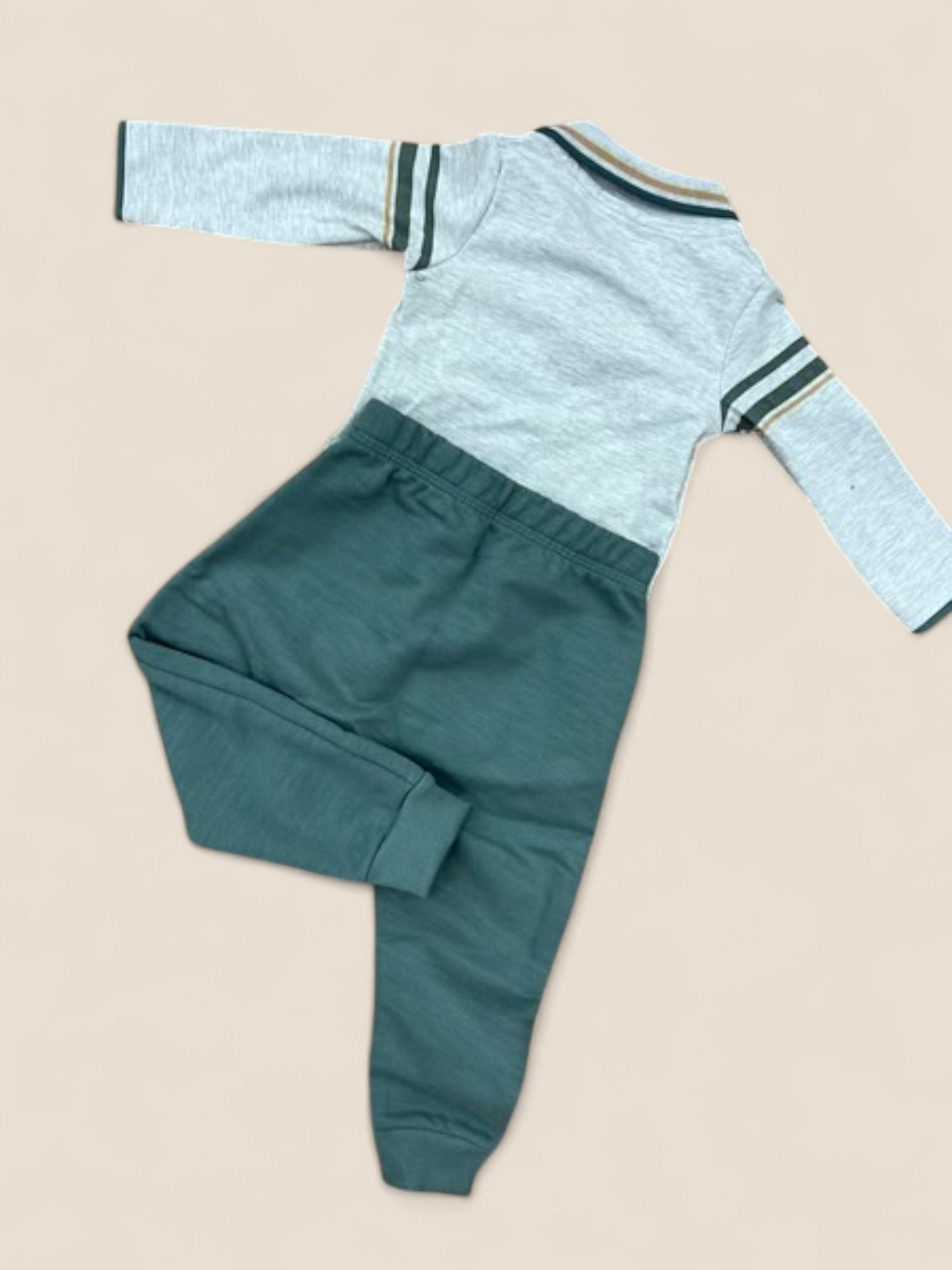 Conjunto bebé gris con polo de rayas y pantalón verde KYLY