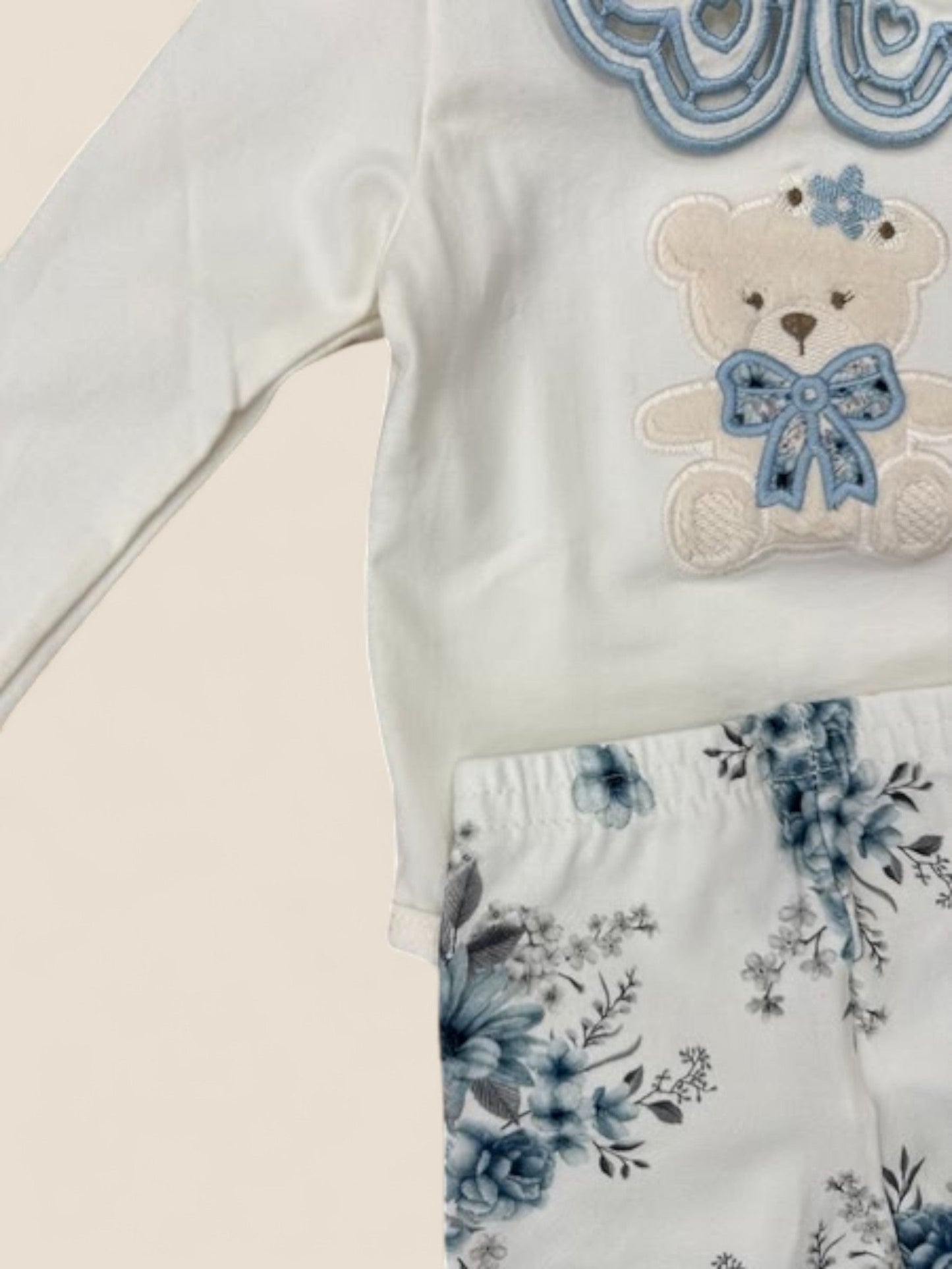 Conjunto bebé oso bordado con cuello azul y polaina floral azul KYLY